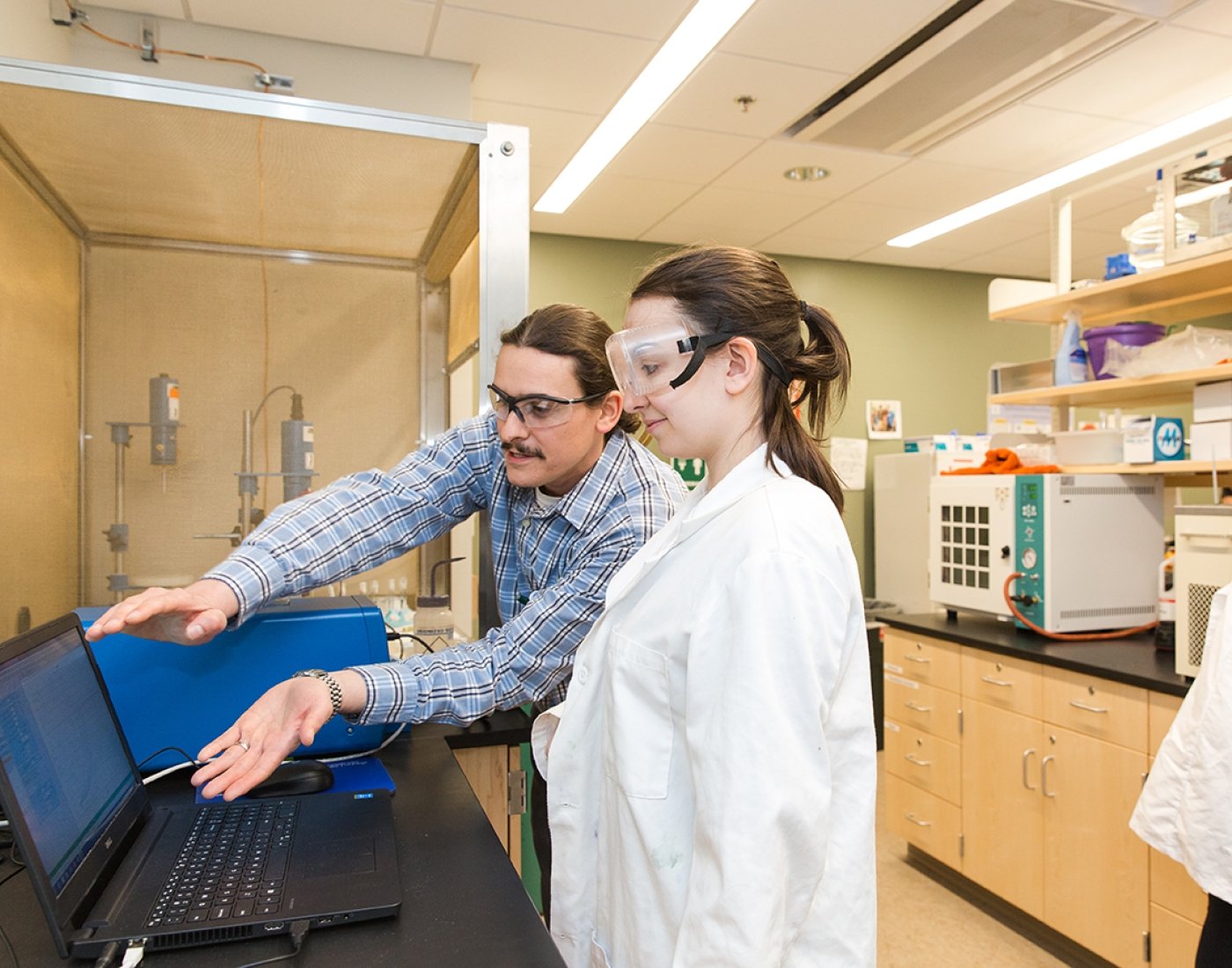 Students using instrumentation in a chemistry lab