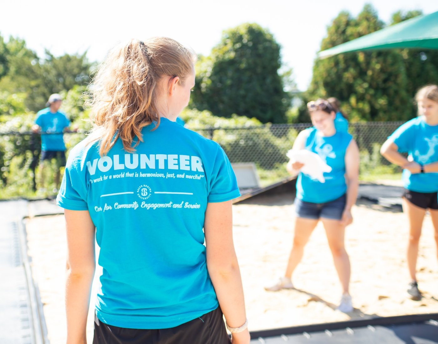 back of female student shirt stating volunteer