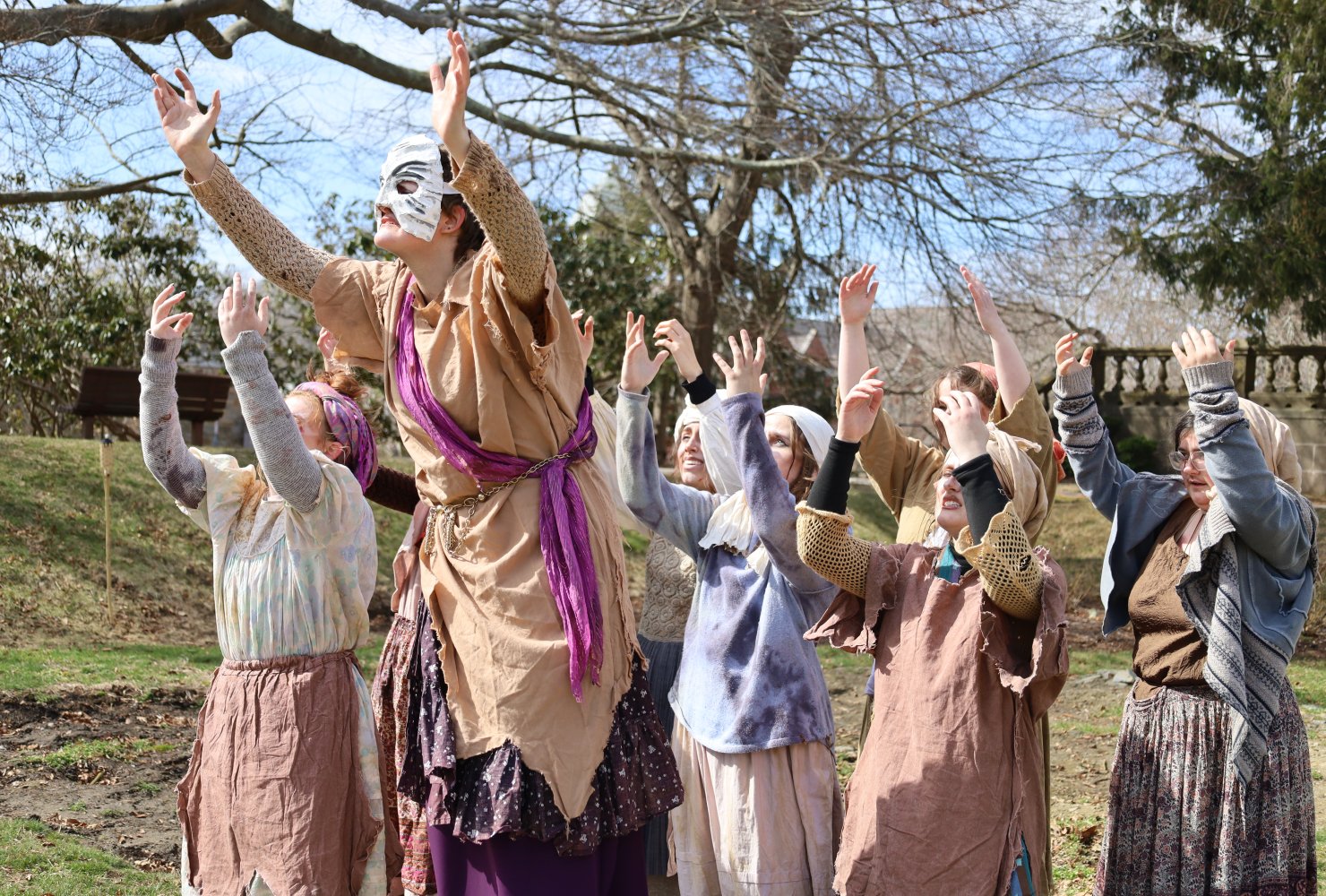 A group of actresses mourning in Trojan Women