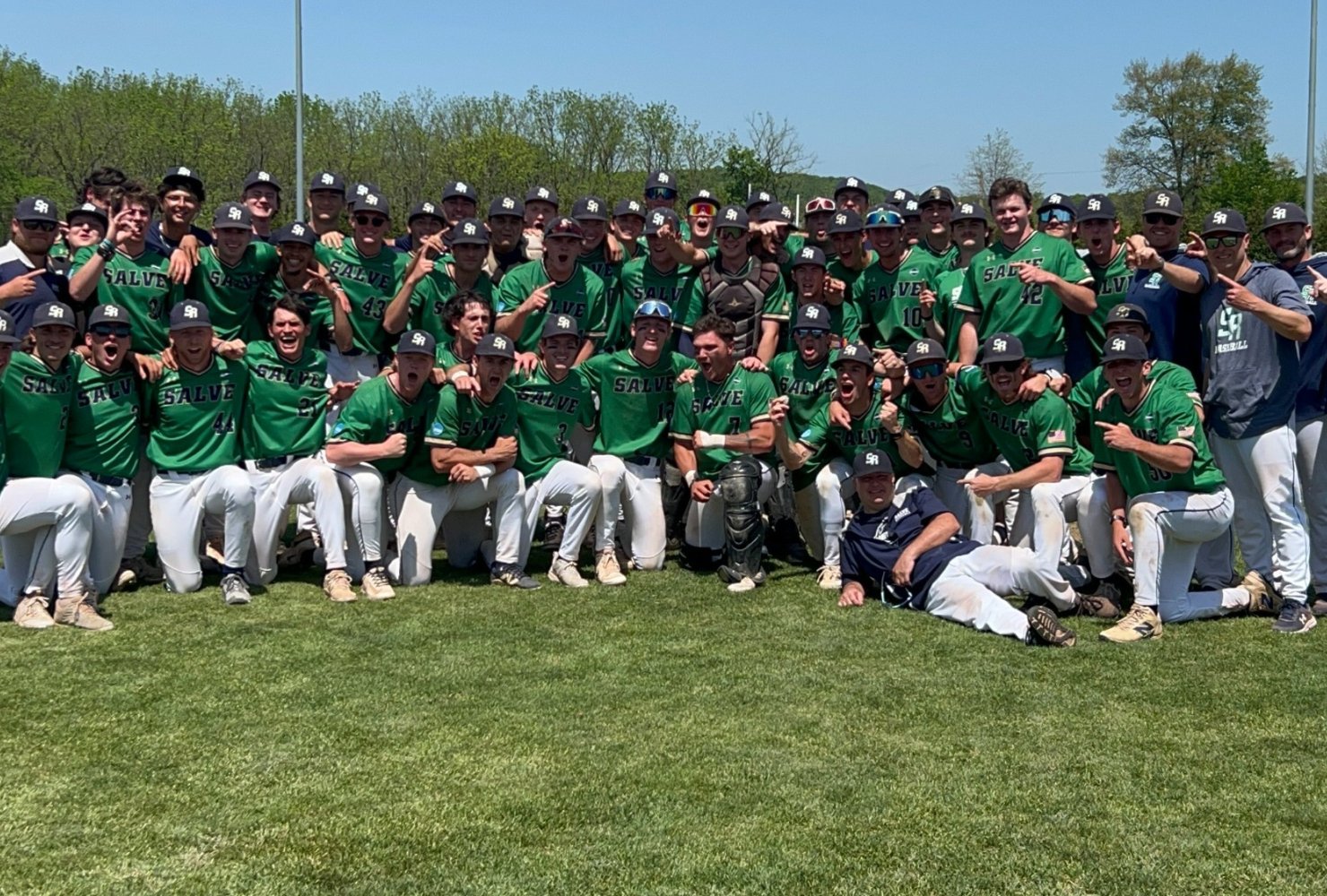 group photo of the baseball team in green jerseys.