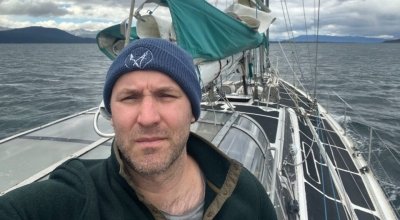 A man on a sailboat in the ocean