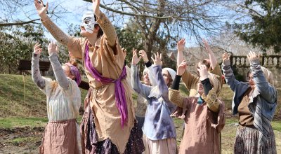 A group of actresses mourning in Trojan Women