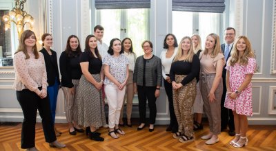 Students stand with Justice Elena Kagan