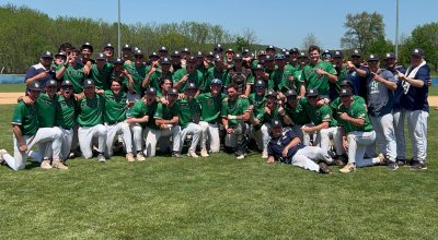 group photo of the baseball team in green jerseys.