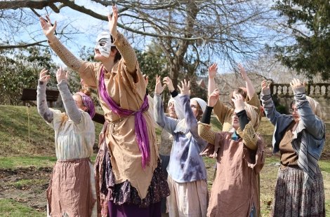 A group of actresses mourning in Trojan Women