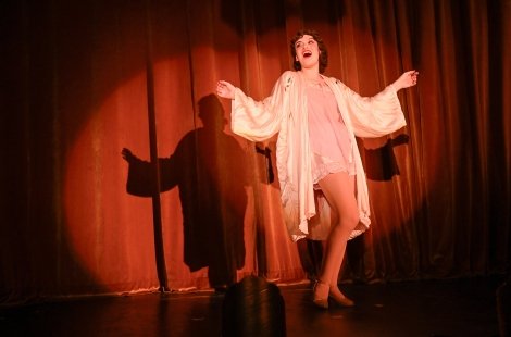 'Chicago' actress in short pink dress in the spotlight