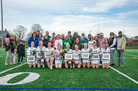Women's lacrosse senior day team photo