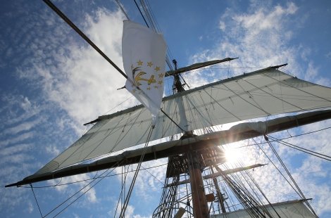 Oliver Hazard Perry ship sails