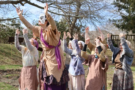 A group of actresses mourning in Trojan Women