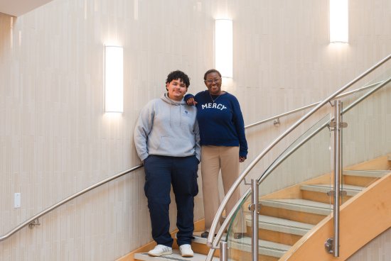 Aida and René posing for a professional photo on the stairs.