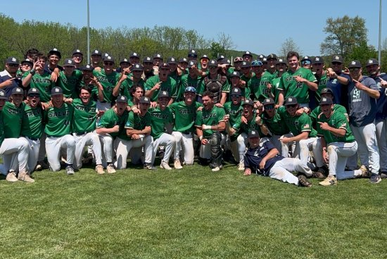 group photo of the baseball team in green jerseys.