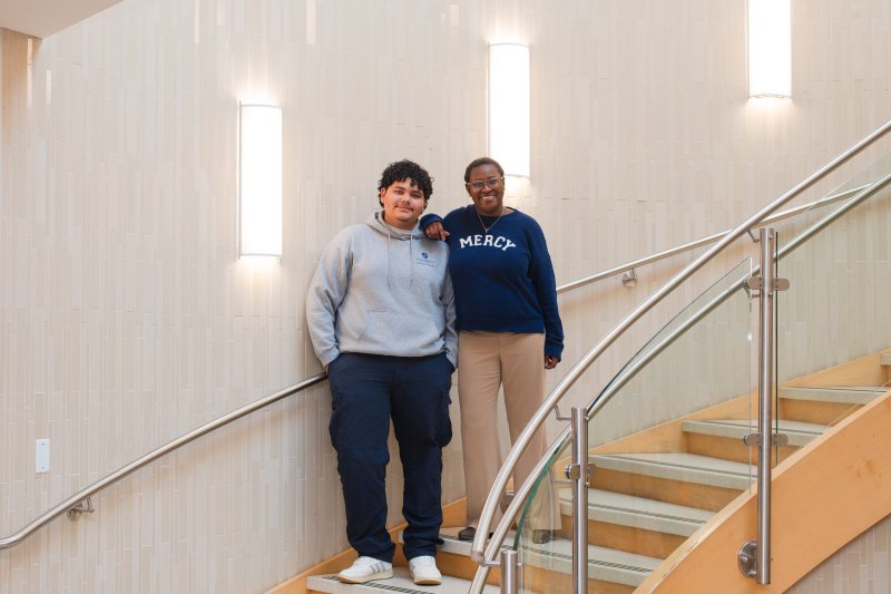 Aida and René posing for a professional photo on the stairs.