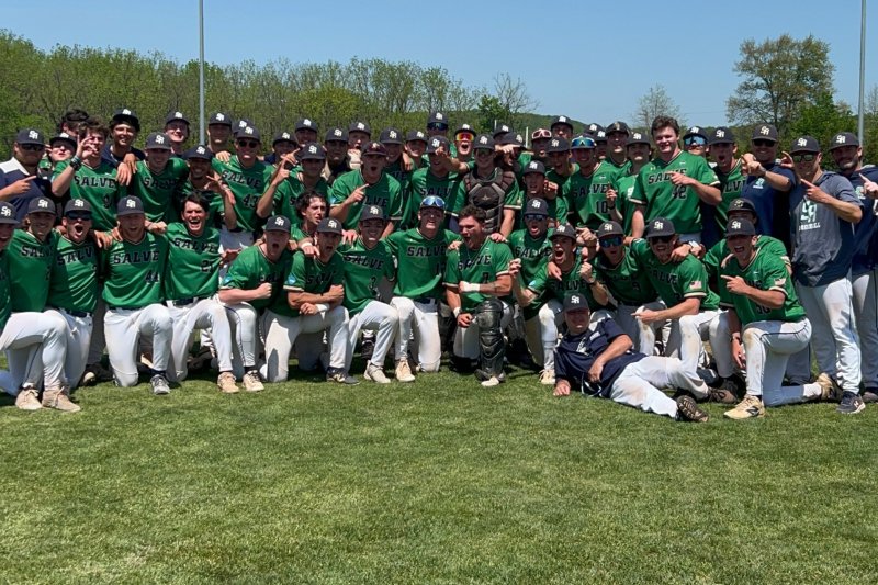 group photo of the baseball team in green jerseys.