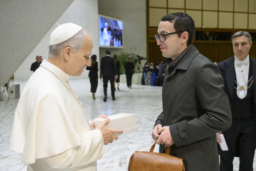 Michael Deel exchanging gifts with Pope Leo XIV.