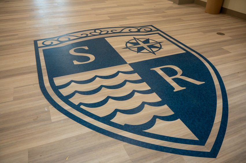 Logo with letters S and R, waves and compass on floor